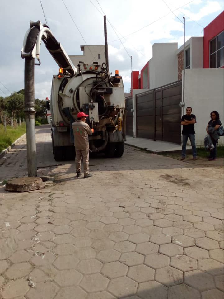 El área técnica de la CAPAM realiza trabajos de desazolve de líneas de alcantarillado.